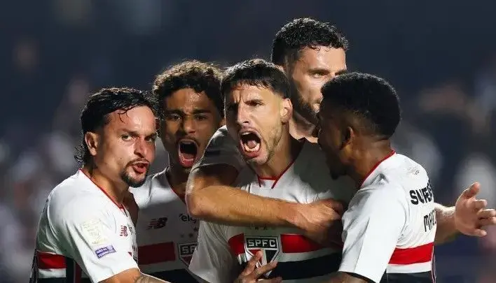 Em noite de protestos, São Paulo vence Internacional e afunda rival no Z-4