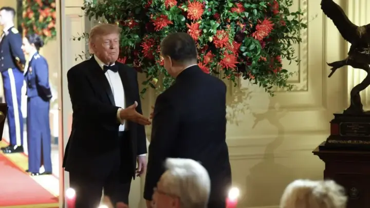 Trump presenteia Xi Jinping com escultura de águia careca, símbolo dos EUA