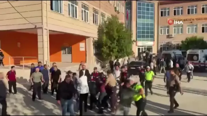 Aluno abre fogo em frente a escola na Turquia e fere 11 estudantes