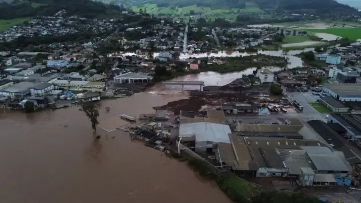 Nível do rio sobe novamente e acende alerta de tragédia em Lajeado no RS