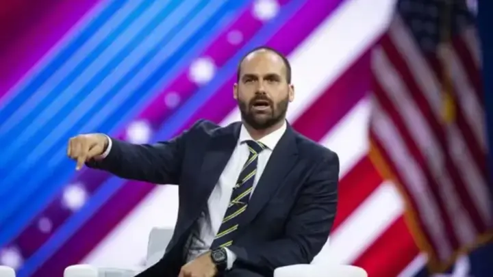 O fujão traidor da Pátria: por abandono de emprego, Eduardo Bolsonaro é oficialmente demitido da Polícia Federal