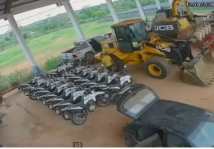Câmeras flagram furto à luz do dia em galpão da Secretaria de Agricultura de Acrelândia
