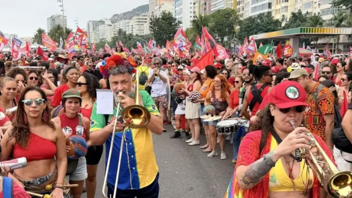 Apoiadores de Lula fazem ato em Copacabana uma semana antes da eleição