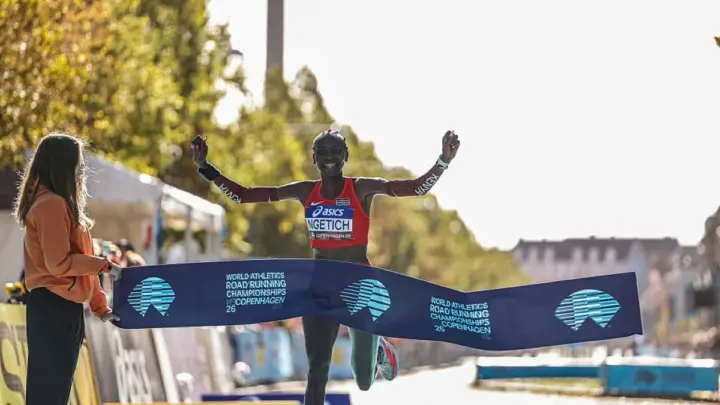 Agnes Ngetich, do Quênia, quebra recorde mundial feminino na meia maratona