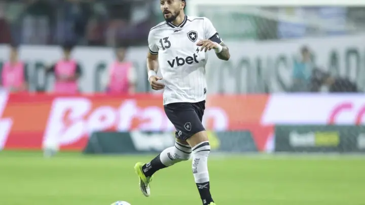 Alex Telles tem lesão na coxa e desfalca Botafogo contra o Palmeiras