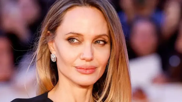 Angelina Jolie, aos 51 anos, converteu 39 hectares de floresta no Camboja, anteriormente visados pela caça, em uma reserva dedicada à vida selvagem