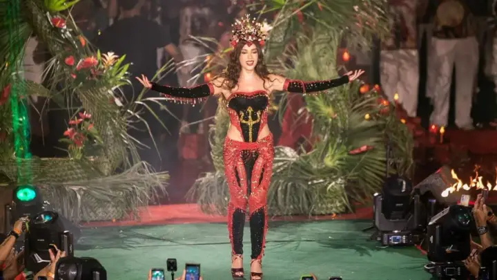 Anitta é coroada rainha de bateria da Grande Rio; veja