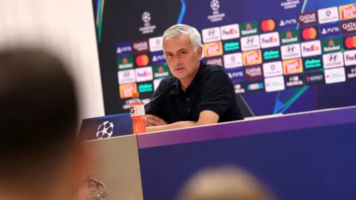 Após vaias, Mourinho defende Vini Jr.: "Ele dá tudo de si, merece respeito"
