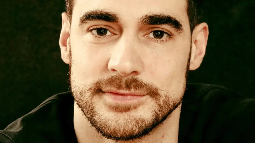 Nome de ator Arnaud Denis tem pico de buscas após eutanásia aos 43 anos