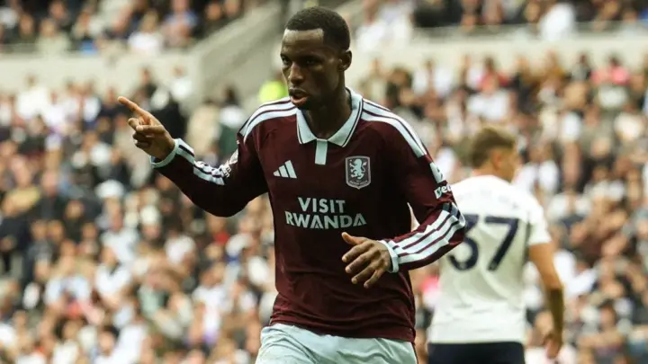 Aston Villa vence Tottenham e conquista primeira vitória na Premier League