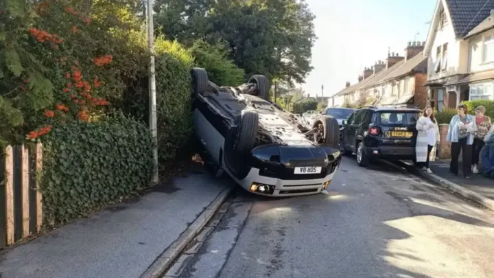 Atacante da Premier League capota carro a caminho de centro de treinamento