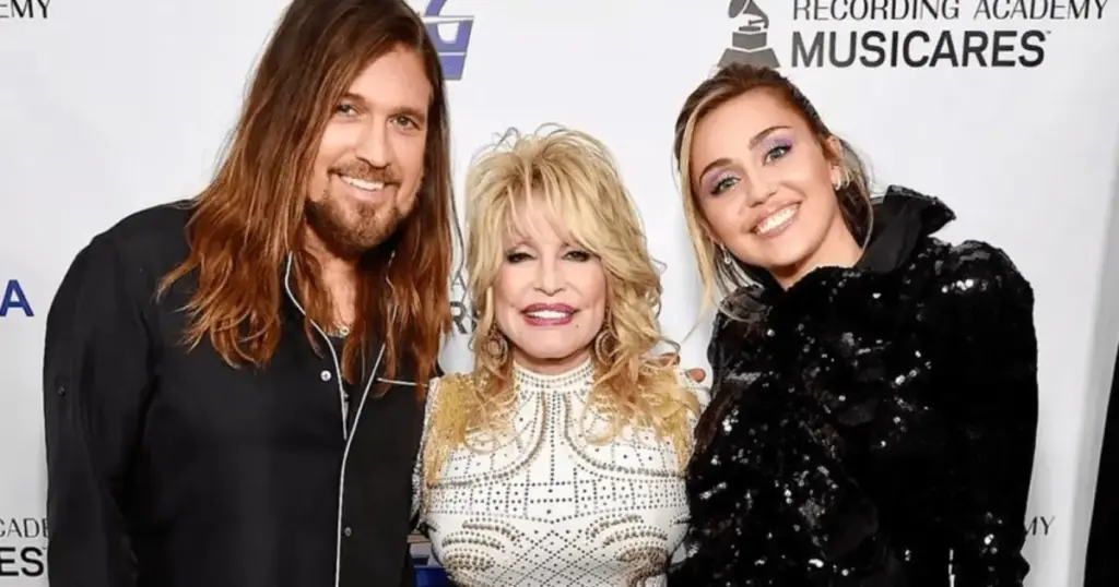 Miley Cyrus diz que Dolly Parton a “obrigou” a participar do Grammy 2024
