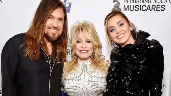 Miley Cyrus diz que Dolly Parton a “obrigou” a participar do Grammy 2024