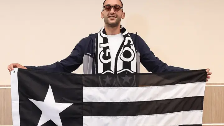 Com festa da torcida, Ziyech desembarca no RJ para assinar com o Botafogo