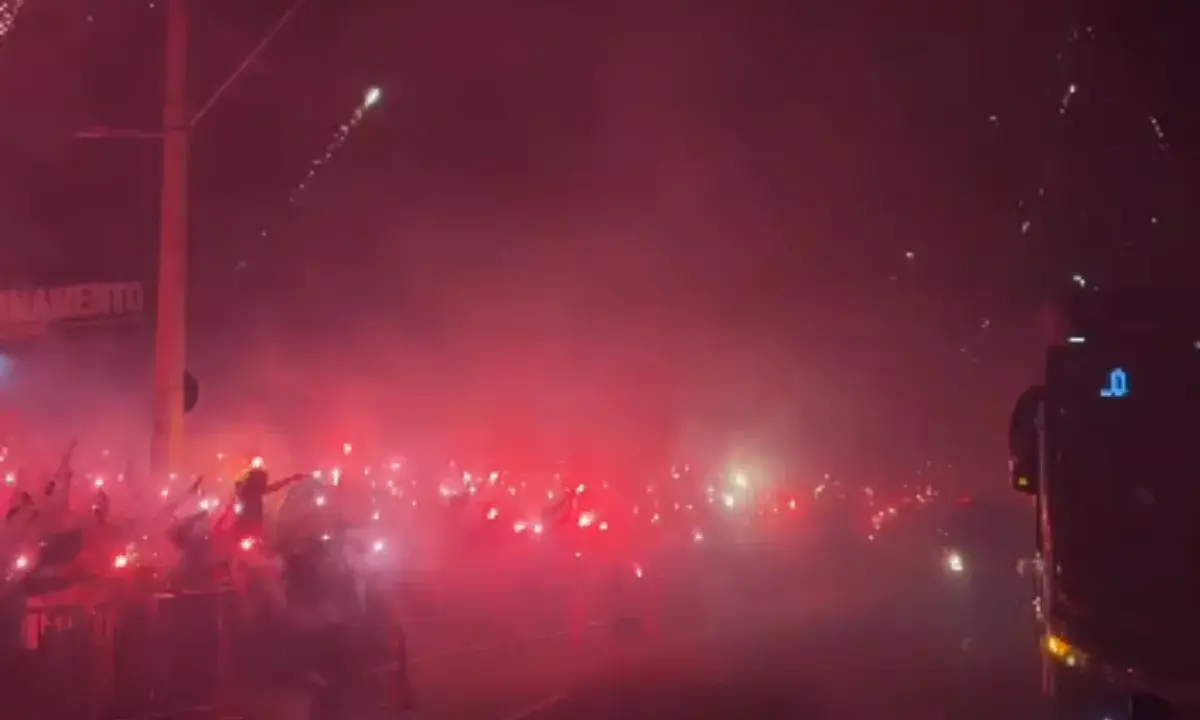 Copa do Brasil: torcida do Atlético-MG faz "rua de fogo" antes de clássico