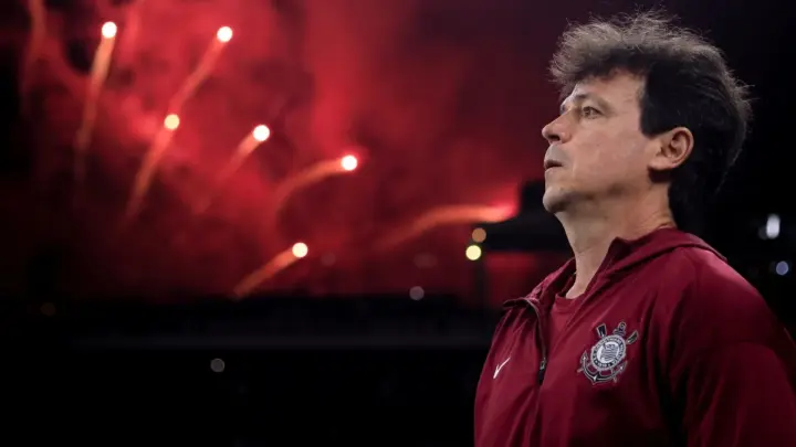 Corinthians: Diniz lamenta eliminação e fala sobre pênalti de Memphis