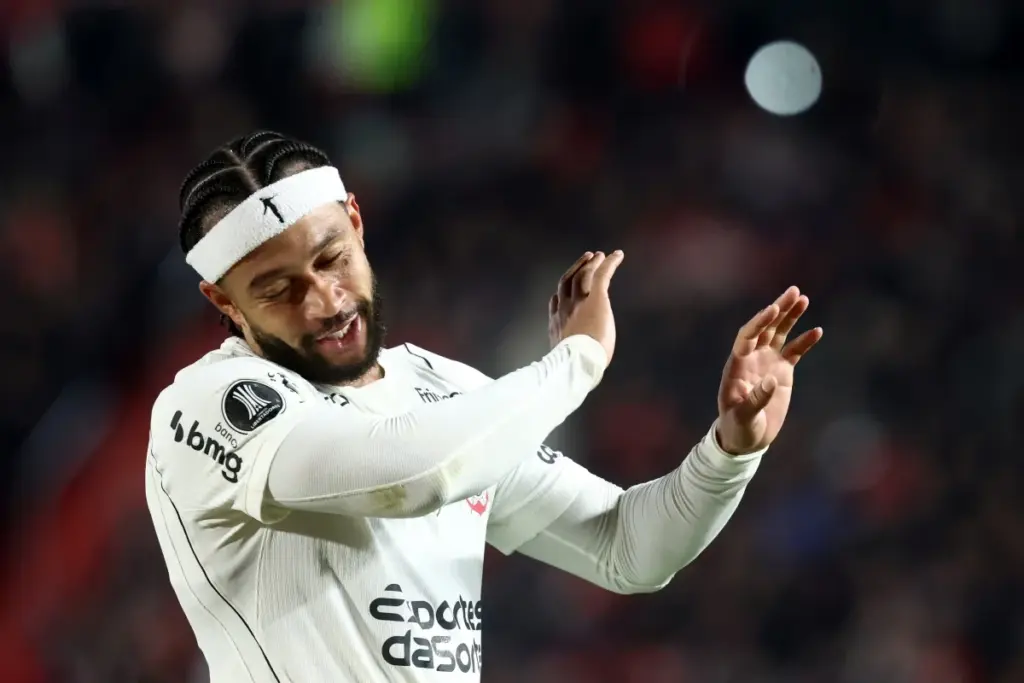 Corinthians se manifesta e afirma que irá à Conmebol em defesa de Depay