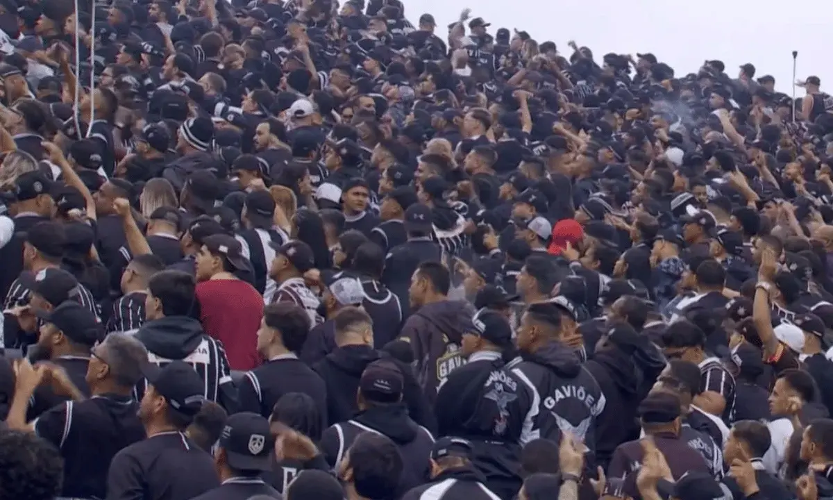 Corinthians: torcida protesta e fica de costas na entrada do time em campo