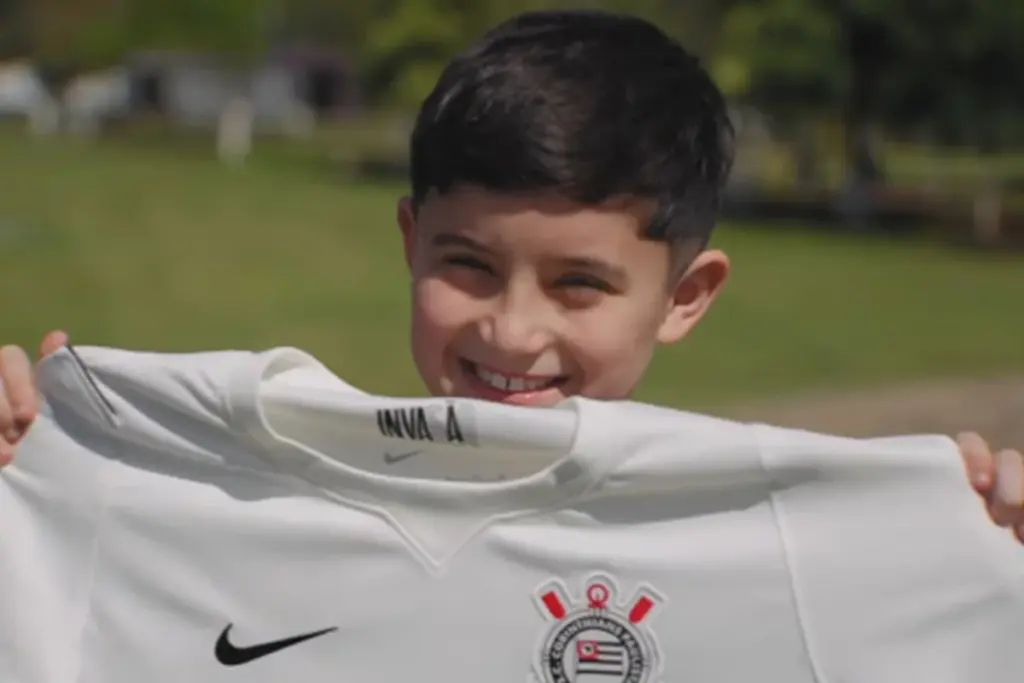 Criança hostilizada após receber blusa de Neymar vai ao CT do Corinthians