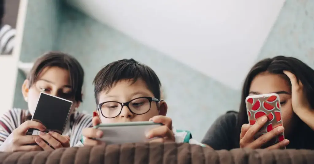 Não é impossível fazer com que as crianças usem menos as redes sociais. Veja o que parece funcionar