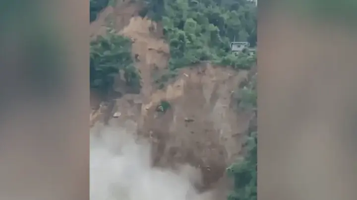 Veja momento em que deslizamento no Nepal faz encosta desabar sobre rio