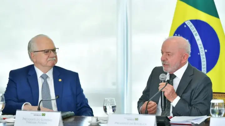Fala de Lula a Fachin quer reforçar presidência no STF, diz Flávia Maia