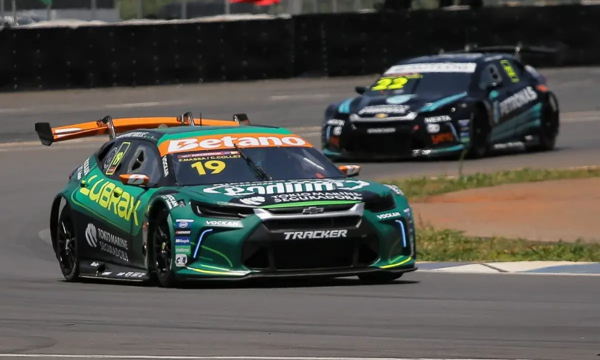 Enzo Elias marca melhor volta e lidera segundo treino da Stock Car