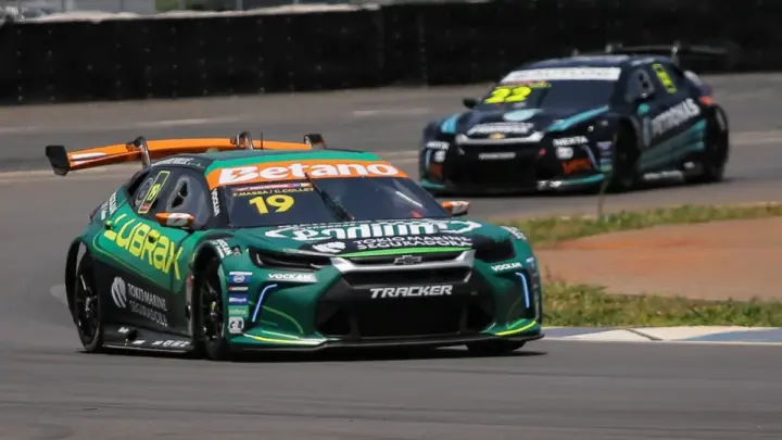 Enzo Elias marca melhor volta e lidera segundo treino da Stock Car