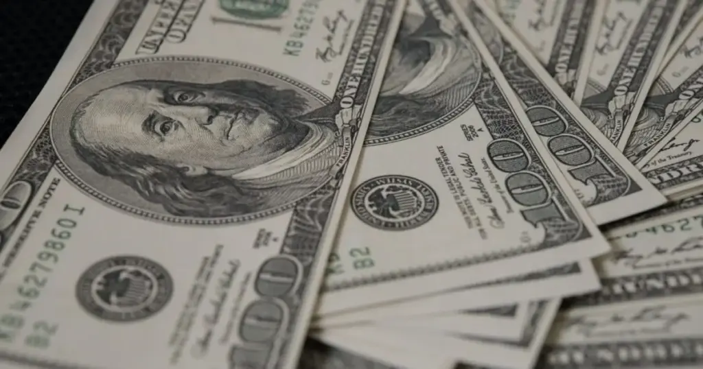 Dólar apresenta alta com pesquisa eleitoral e emprego nos EUA no radar