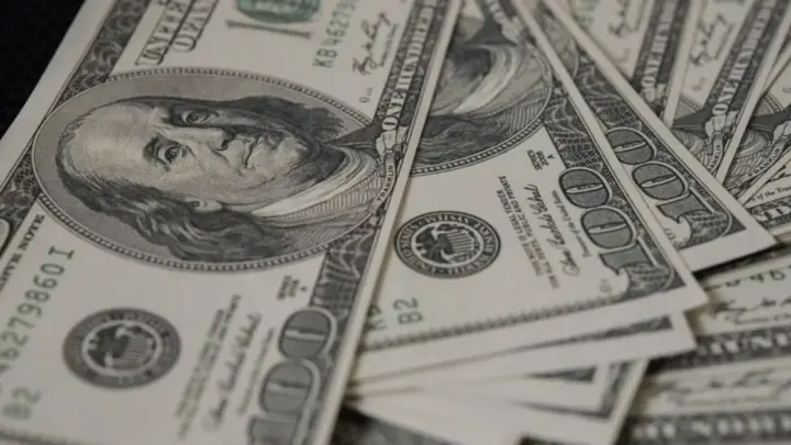 Dólar apresenta alta com pesquisa eleitoral e emprego nos EUA no radar