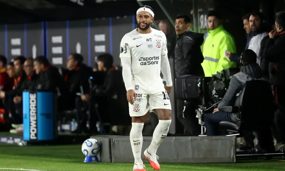 Estudiantes pede punição a Memphis Depay por gesto obsceno na Libertadores