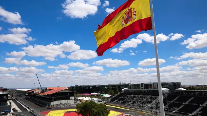 F1: com curva inclinada de 24 graus, Madring estreia no GP da Espanha