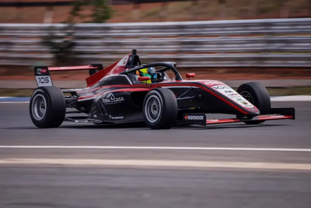 Fausto Arnaldo vence corrida 3 da Fórmula 4 e amplia liderança em Brasília