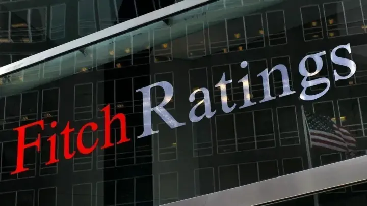 Fitch projeta excesso de petróleo e pressão no gás em 2027