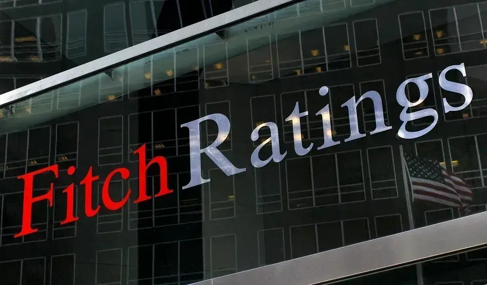 Fitch projeta excesso de petróleo e pressão no gás em 2027