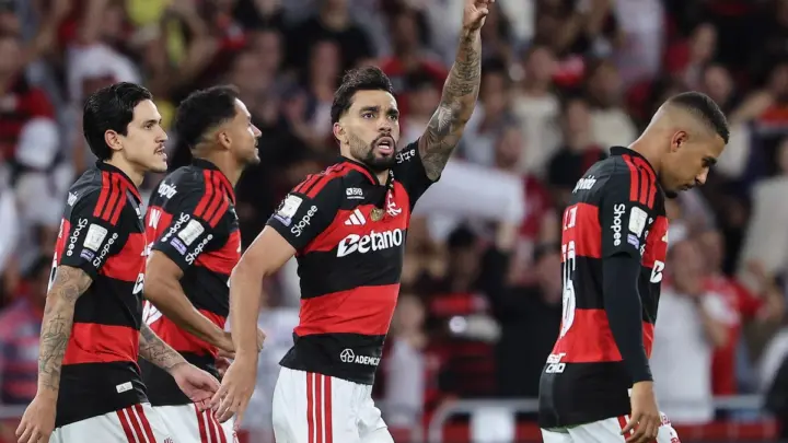 Flamengo vence Corinthians com gol no fim e retoma liderança do Brasileirão