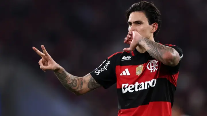Flamengo vence RB Bragantino e abre vantagem na liderança do Brasileirão