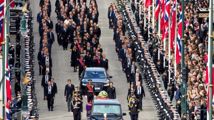 Funeral do rei Harald V da Noruega reúne multidão e famílias reais em Oslo