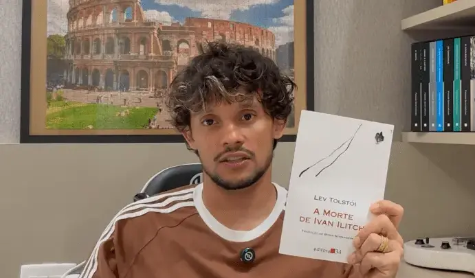 Livro indicado por Gustavo Scarpa, jogador do Galo, lidera vendas no Brasil