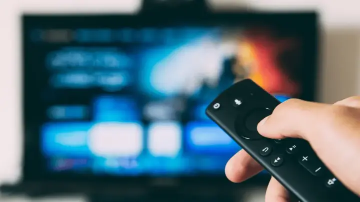 O truque secreto do controle remoto que envolve o botão de “mute” e ativa recursos de acessibilidade na TV