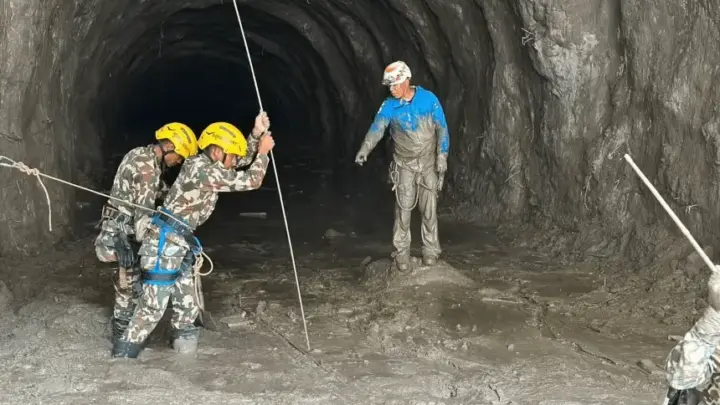 Dois homens são resgatados de túnel no Nepal nove dias após enchentes