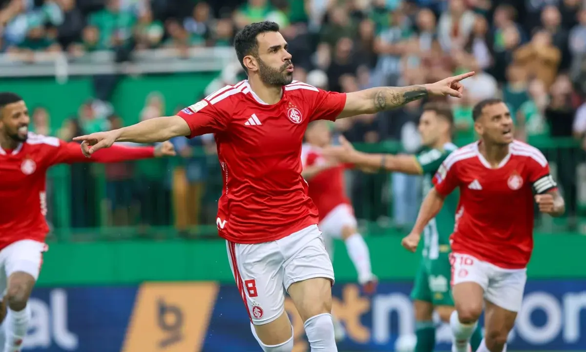 Internacional vence Chapecoense e encerra jejum de 10 jogos no Brasileiro