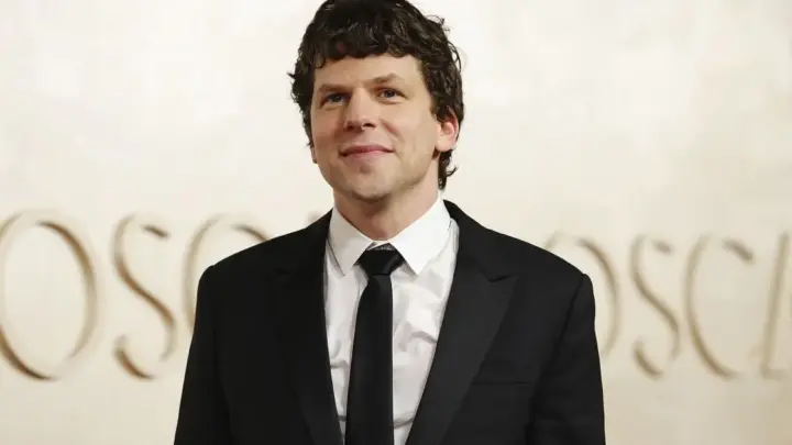 Jesse Eisenberg leva memórias da infância para “The Debut”; conheça o filme