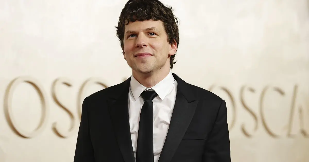 Jesse Eisenberg leva memórias da infância para “The Debut”; conheça o filme