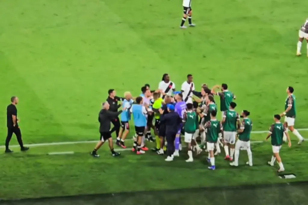Jogadores de Fluminense e Vasco brigam em clássico pelo Brasileirão