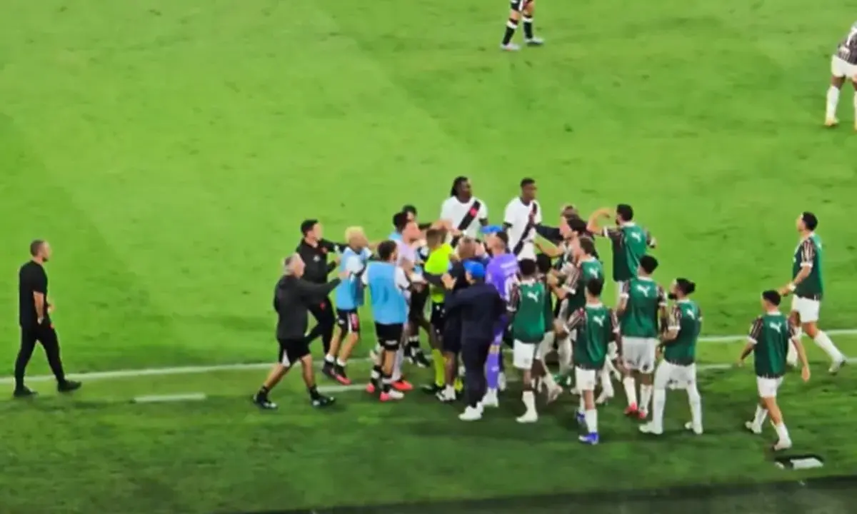 Jogadores de Fluminense e Vasco brigam em clássico pelo Brasileirão