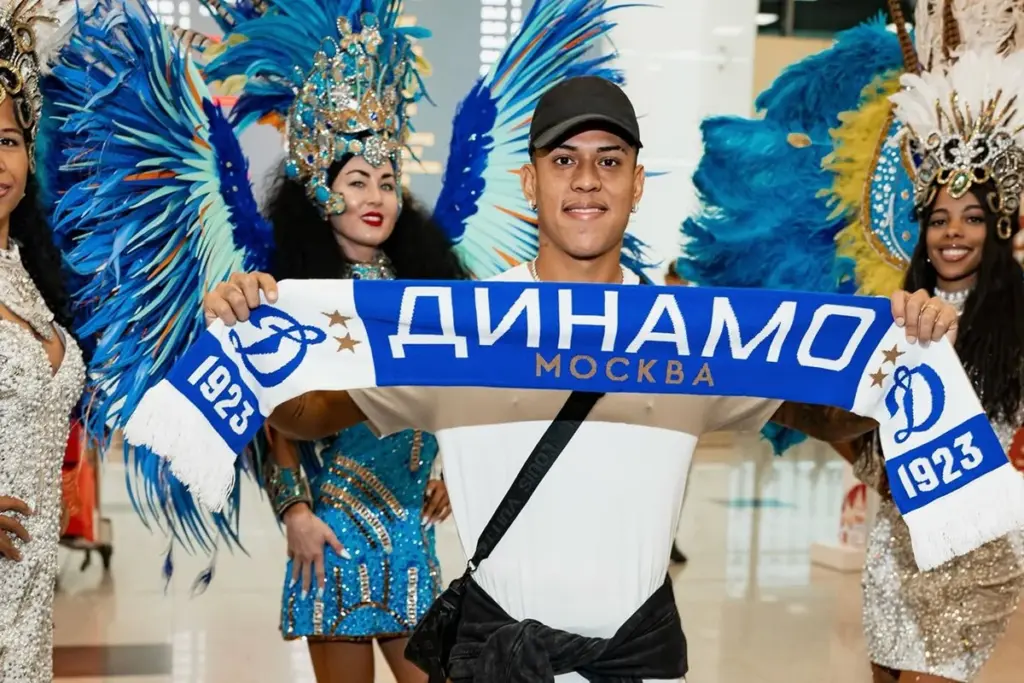 Matheus Martins volta ao Brasil e questiona decisão do Dínamo Moscou