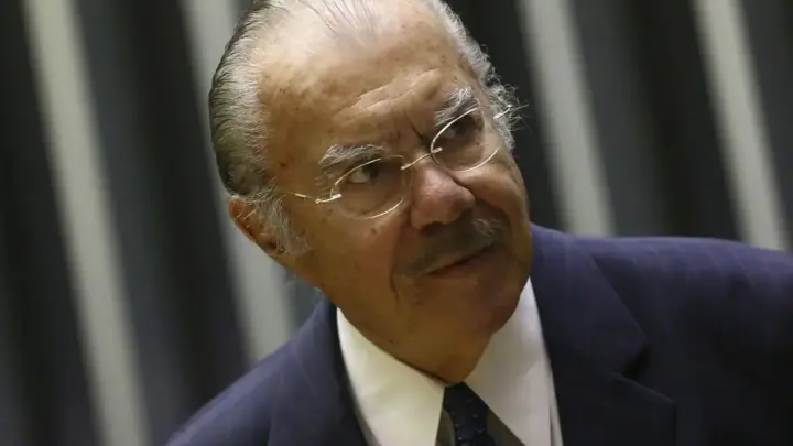 Sarney é internado em SP para continuação de tratamento contra pneumonia