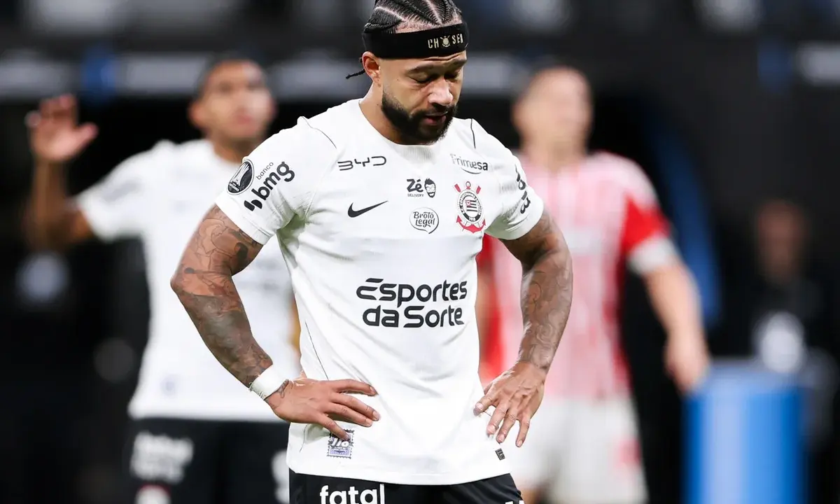 Memphis Depay pode gerar multa ao Corinthians após queda na Libertadores