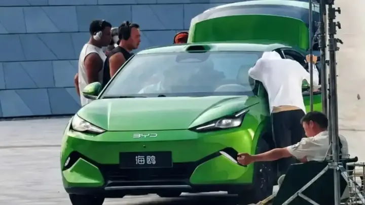Novo BYD Dolphin Mini fica maior e é flagrado sem camuflagem na China
